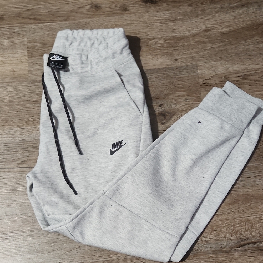 Nike Mens Light Gray Sweatpants. Fit Like A Small.